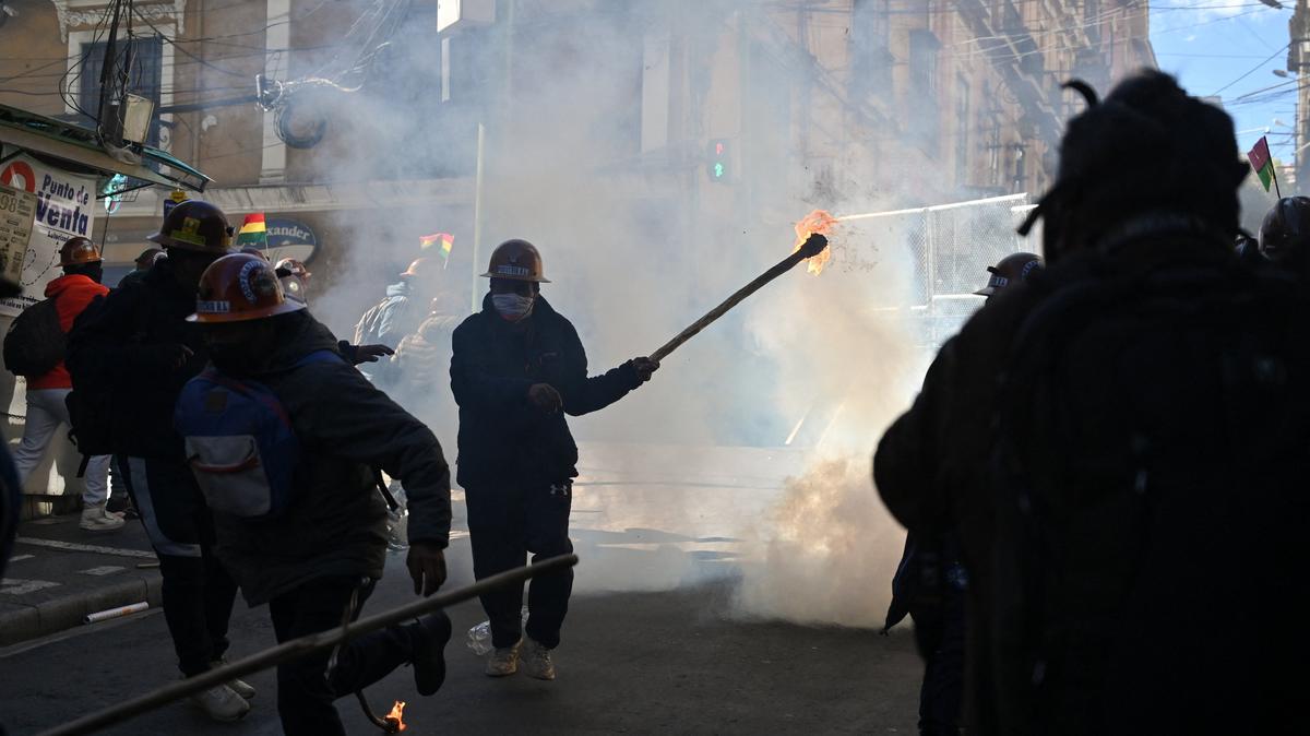 Demonstrators from mining unions react to tear gas fired by police forces as they protest against President Rodrigo Paz's government amid an ongoing economic and fuel crisis, in La Paz, Bolivia, May 14, 2026. REUTERS/Claudia Morales