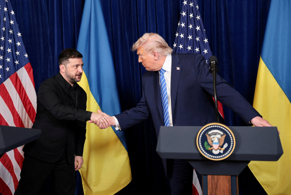 FILE PHOTO: U.S. President Donald Trump and Ukrainian President Volodymyr Zelenskiy shake hands during a press conference after their lunch meeting at Trump’s Mar-a-Lago club, in Palm Beach, Florida, U.S., December 28, 2025. REUTERS/Jonathan Ernst/File Photo