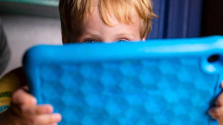 Does using screens to calm children affect their thinking skills?