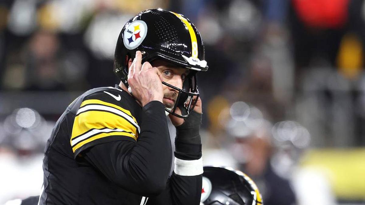  Jan 12, 2026; Pittsburgh, PA, USA; Pittsburgh Steelers quarterback Aaron Rodgers (8) audibles during the second half of an AFC Wild Card Round game against the Houston Texans at Acrisure Stadium. Mandatory Credit: Charles LeClaire-Imagn Images | Charles LeClaire-Imagn Images 