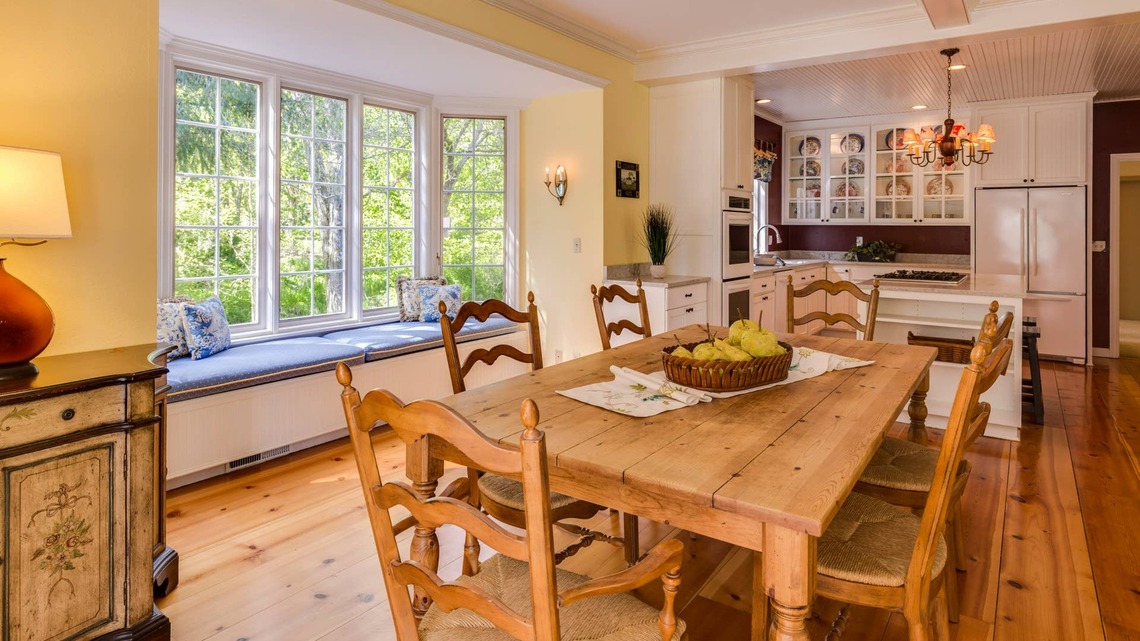 5 Things Interior Designers Say You Should Never Buy in a Matching Set 