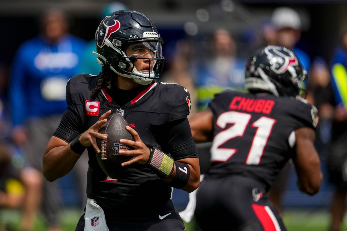  Houston Texans quarterback C.J. Stroud looks to make a pass during the second quarter at SoFi Stadium. (Credit: Kirby Lee-Imagn Images) © Kirby Lee-Imagn Images