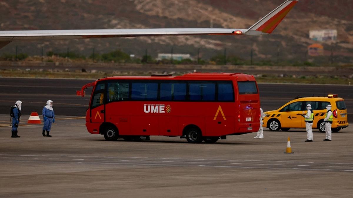 A bus with U.S. passengers of the cruise ship MV Hondius, which was affected by a hantavirus outbreak, parks near a plane bound for the United States at Tenerife Sud airport, Canary Islands, Spain, May 10, 2026. REUTERS/Borja Suarez