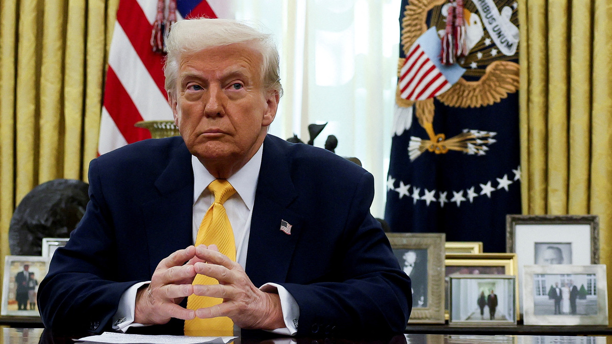 U.S. President Donald Trump sits in the Oval Office of the White House in Washington, D.C., U.S., March 7, 2025. REUTERS/Leah Millis
