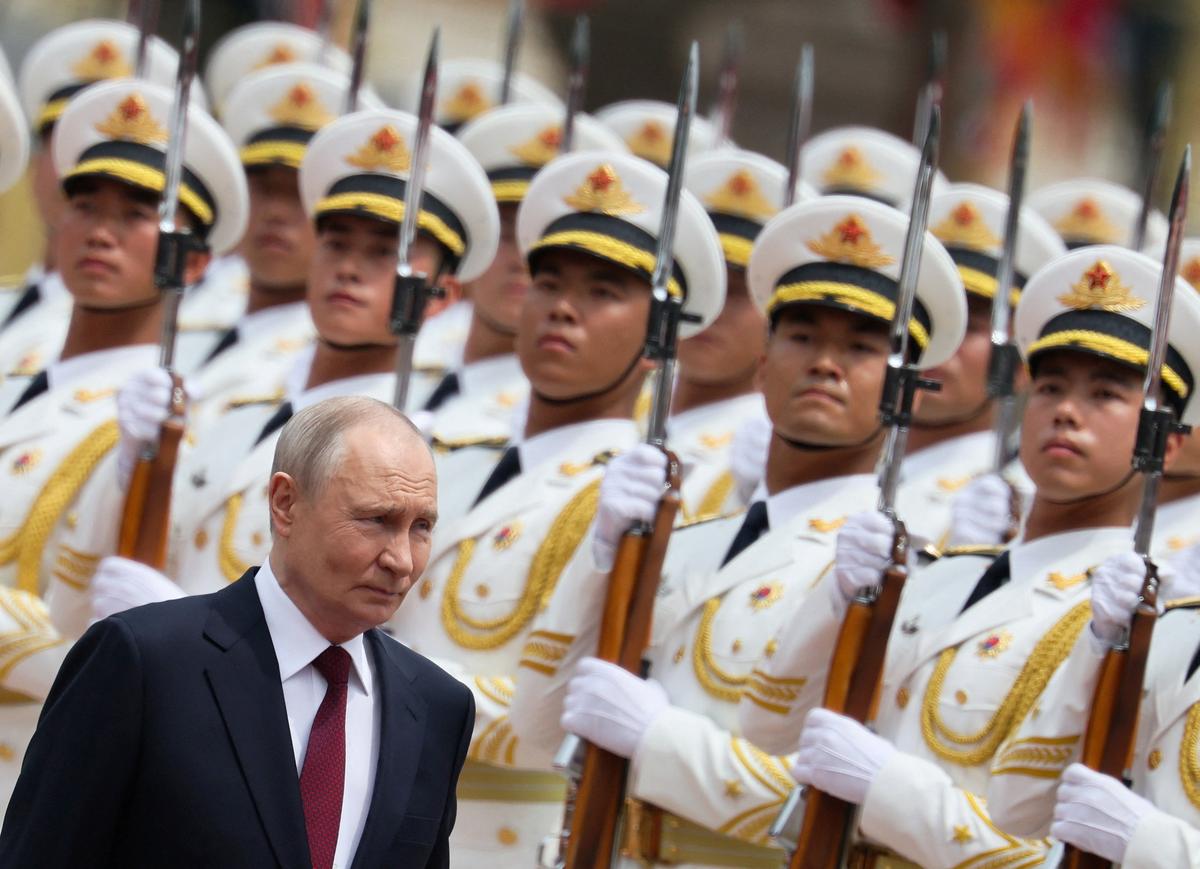 Russian President Vladimir Putin inspects an honor guard during a welcoming ceremony at the Great Hall of the People in Beijing, China May 20, 2026. REUTERS/Maxim Shemetov/Pool