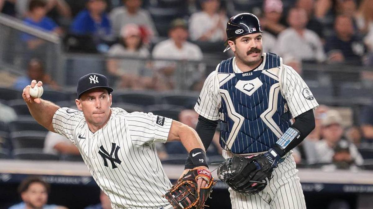  New York Yankees first baseman Paul Goldschmidt (48) can not handle a bunt by Toronto Blue Jays catcher Brandon Valenzuela (not pictured) in front of catcher Austin Wells (28) during the seventh inning at Yankee Stadium. | Vincent Carchietta-Imagn Images 