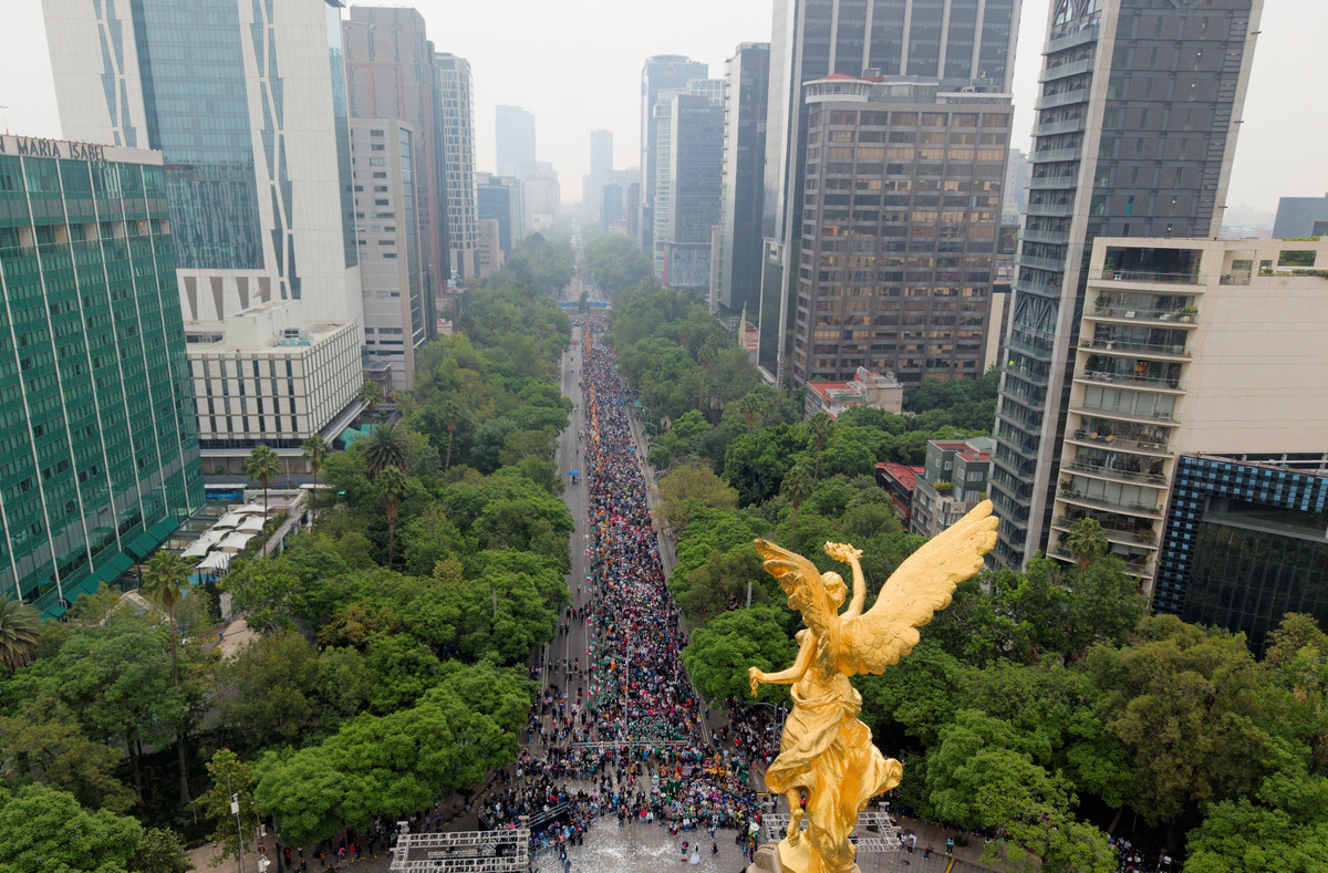 A drone view of people participating in an attempt to break the Guinness World Record for the world’s largest “Mexican wave” along Reforma Avenue as part of activities ahead of the FIFA World Cup 2026, in Mexico City, Mexico, June 6, 2026. REUTERS/Luis Cortes