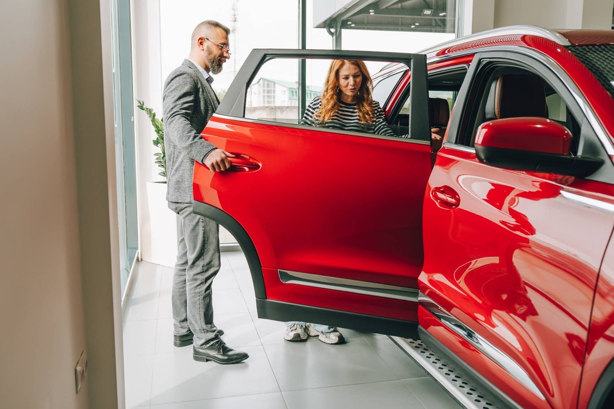  Detroit bet everything on EVs, but 2026 buyers chose hybrids, leaving GM scrambling. 