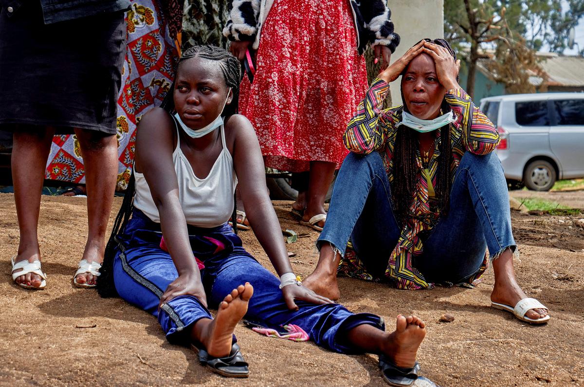 Congolese women mourn the death of a victim of Ebola, as aid agencies intensify efforts to contain a new Ebola outbreak involving the Bundibugyo strain, at the Centre Medical Evangelique (CME) in Hoho commune of Bunia, Ituri province, Democratic Republic of Congo, May 21, 2026. REUTERS/Gradel Muyisa Mumbere