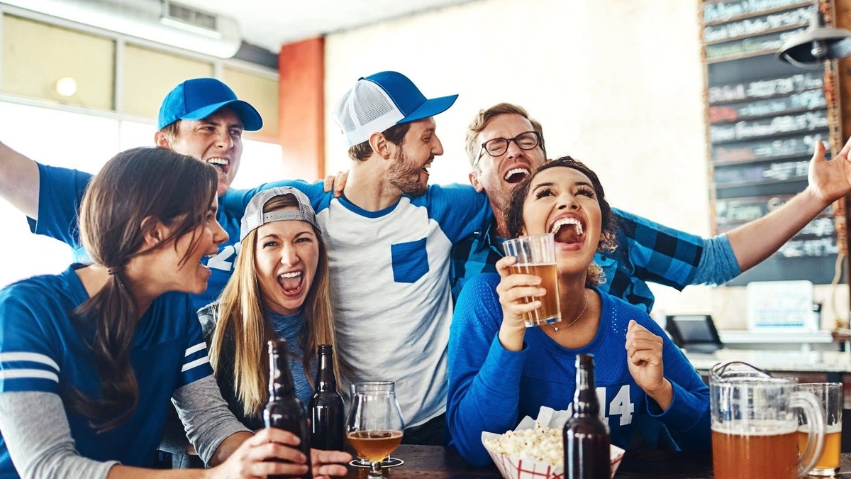  Some sports bars struggle to gain customers when there are no sporting events. Shutterstock