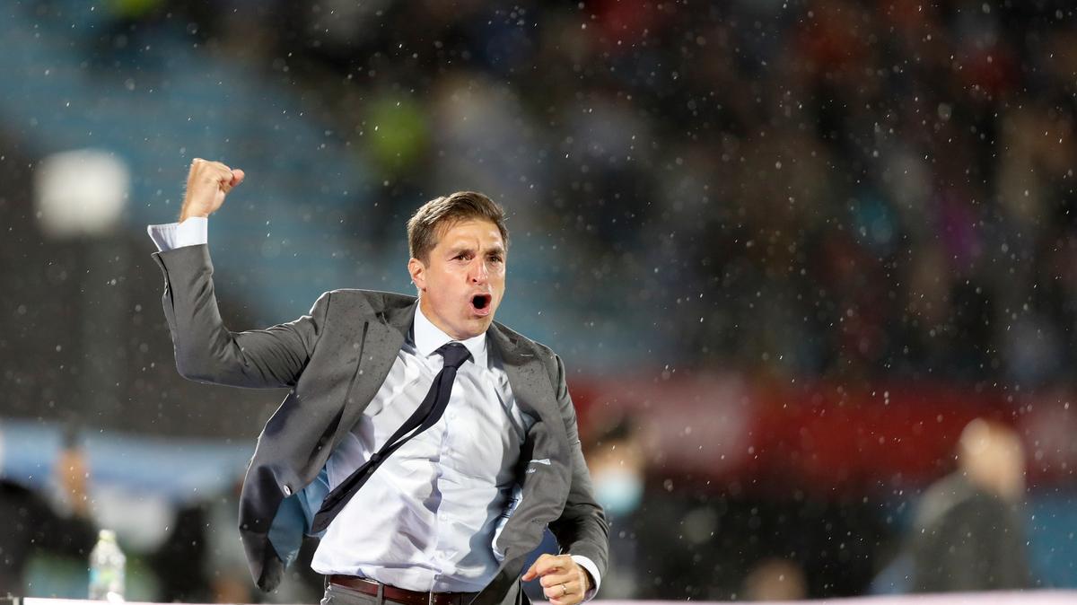 El técnico de Uruguay Diego Alonso durante el partido contra Perú por las eliminatorias del Mundial, el jueves 24 de marzo, en Montevideo. (AP Foto/Matilde Campodónico, Pool)