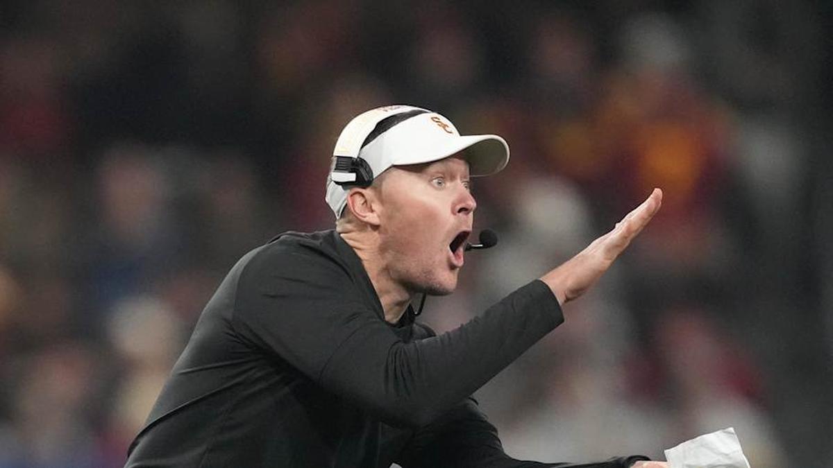  Dec 27, 2023; San Diego, CA, USA; Southern California Trojans head coach Lincoln Riley reacts in the second half against the Louisville Cardinals during the Holiday Bowl at Petco Park. Mandatory Credit: Kirby Lee-Imagn Images | Kirby Lee-Imagn Images 