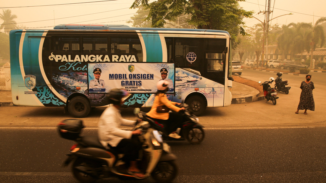 Indonesia sends oxygen bus to aid residents choking on forest fire haze 