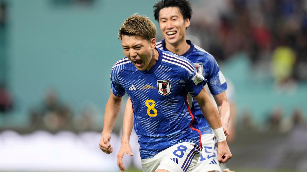 El japonés Ritsu Doan celebra tras marcar el primer gol de su equipo en la victoria 2-1 ante Alemania por el Grupo E del Mundial, en Doha, Qatar, el miércoles 23 de noviembre de 2022. (AP Foto/Luca Bruno)