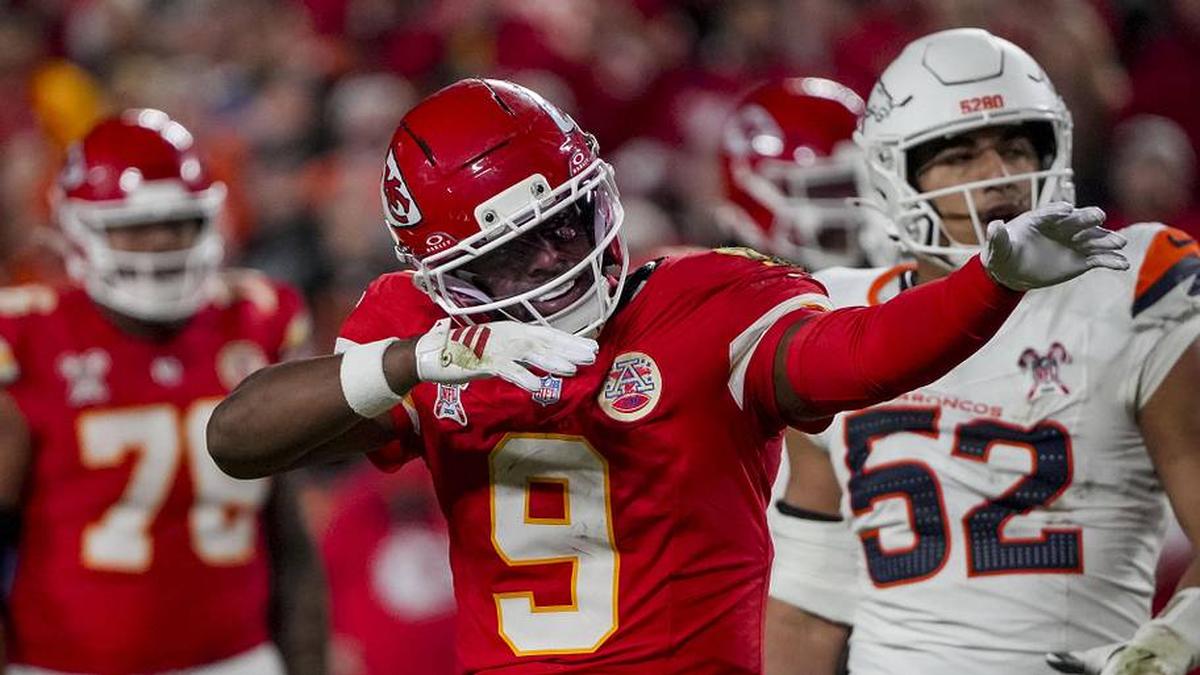  Dec 25, 2025; Kansas City, Missouri, USA; Kansas City Chiefs wide receiver Juju Smith-Schuster (9) celebrates during the fourth quarter at GEHA Field at Arrowhead Stadium. Mandatory Credit: Denny Medley-Imagn Images | Denny Medley-Imagn Images 