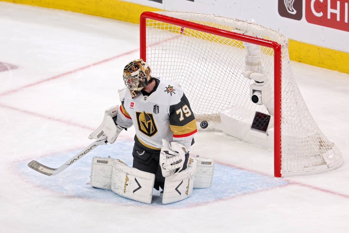  Despite his struggles in the Stanley Cup Finals, the Golden Knights are sticking with Carter Hart in goal for a must-win Game 6. 