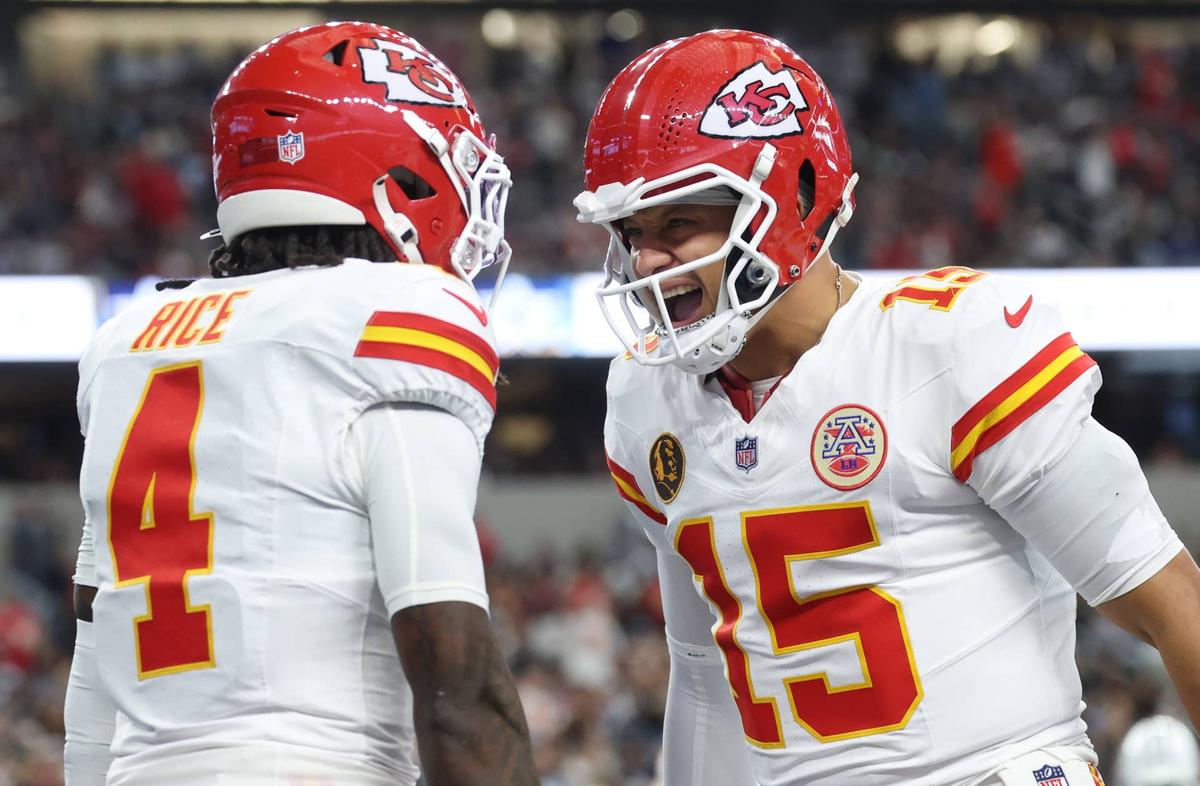  Rashee Rice (4) and Patrick Mahomes (15) celebrate after a play against the Dallas Cowboys during the first quarter at AT&T Stadium. Kevin Jairaj-Imagn Images
