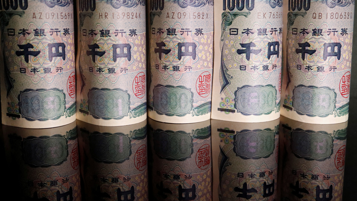 Banknotes of Japanese yen are seen in this illustration picture taken September 23, 2022. REUTERS/Florence Lo/Illustration