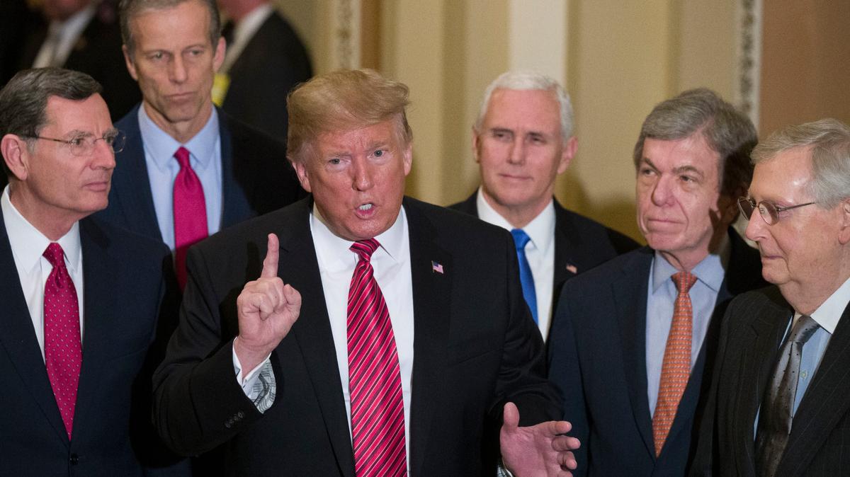 En esta imagen de archivo del miércoles 9 de enero de 2019, el senador John Barraso, republicano por Wyoming, y el senador John Thune, republicano de Dakota del Sur, a la izquierda, junto al presidente de Estados Unidos, Donald Trump; el vicepresidente, Mike Pence; el senador Roy Blunt, republicano de Missouri; y el líder de la mayoría republicana en el Senado, Mitch McConnell, de Kentucky, mientras habla Trump a su salida de una comida de trabajo de senadores republicanos en el Capitolio, Washington. 