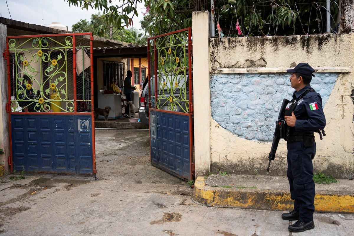 Police stand guard at the home of journalist Roxana Guzman, who was abducted by unidentified armed men at her residence on June 2, in Nanchital, Veracruz state, Mexico, June 12, 2026. REUTERS/Angel Hernandez