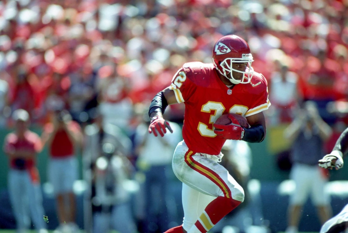  Kansas City Chiefs running back #32 Marcus Allen in action against the Los Angeles Raiders at Arrowhead Stadium. USA TODAY Sports