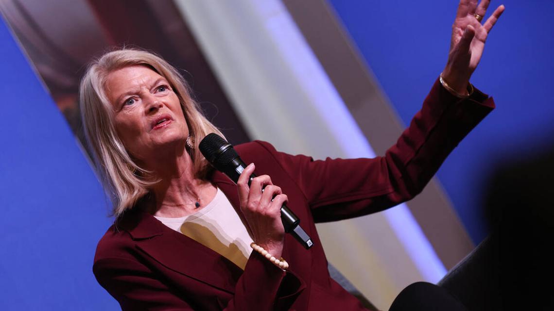 Murkowski sponsors bill to cut $100,000 H-1B visa fee for public schools