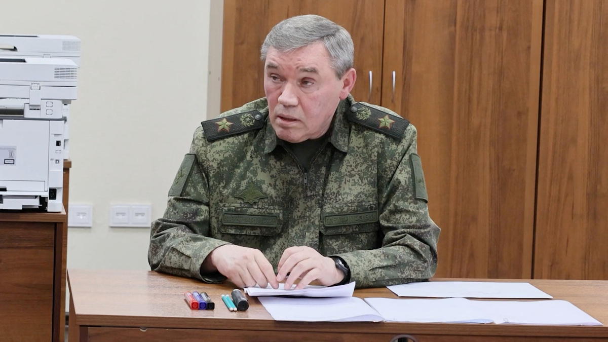 Chief of the General Staff of Russian Armed Forces Valery Gerasimov reports to Russian President Vladimir Putin during his visits to the army command centre in the course of the Russia-Ukraine conflict, in an unidentified location, in this still image taken from video released October 26, 2025. Kremlin.ru/Handout via REUTERS ATTENTION EDITORS - THIS IMAGE WAS PROVIDED BY A THIRD PARTY. MANDATORY CREDIT.