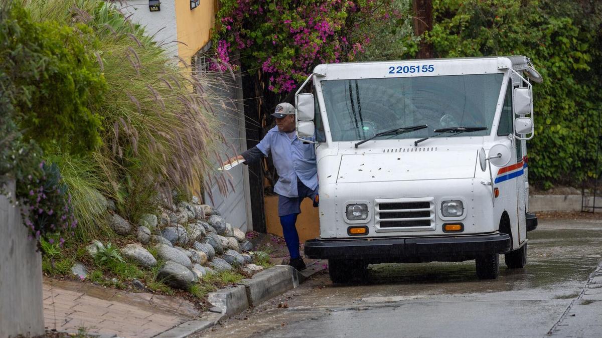 United States Postal Service mail carrier John Ayala delivers mail in the Mount Washington neighborhood of Los Angeles on Dec. 31, 2025. (Ronaldo Bolanos/Los Angeles Times/TNS)