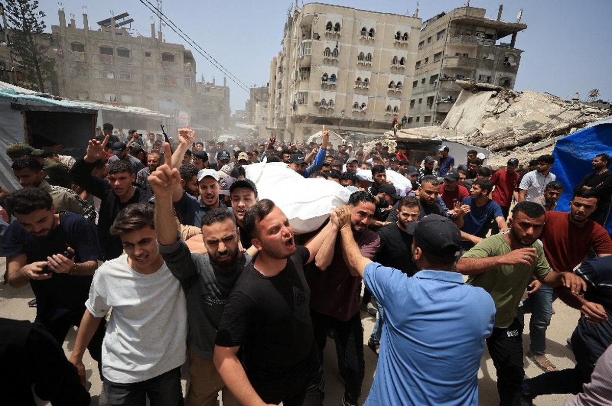 Mourners carry the bodies of Palestinians who were killed in an Israeli strike, according to medics, in Gaza City, May 17, 2026. REUTERS/Dawoud Abu Alkas