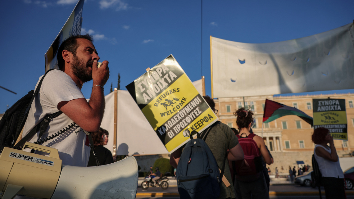 Greece approves quicker migrant returns, aims to set up return hubs 