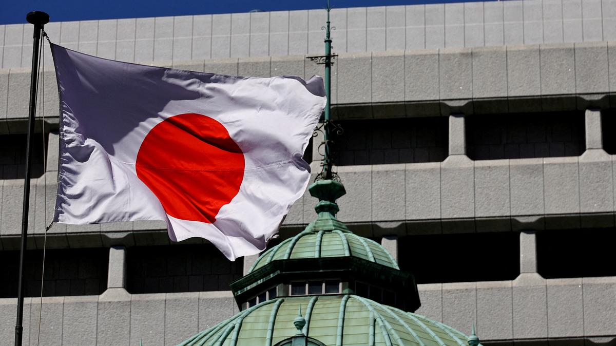 FILE PHOTO: The Japanese national flag flies at the Bank of Japan building in Tokyo, Japan March 18, 2024. REUTERS/Kim Kyung-Hoon/File Photo