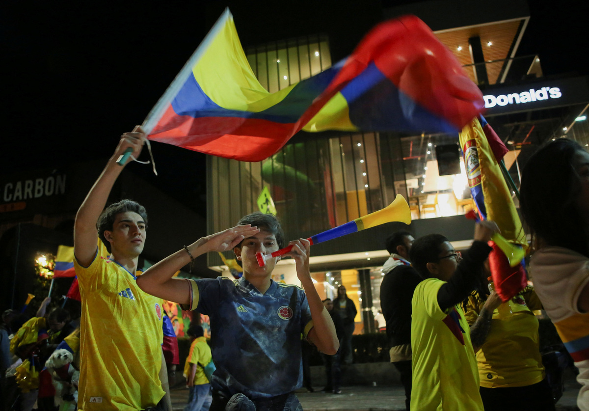 Supporters of Colombia's right-wing presidential candidate Abelardo De La Espriella gather as they celebrate after the preliminary runoff results against leftist candidate Ivan Cepeda, in Bogota, Colombia, June 21, 2026. REUTERS/Juan David Duque