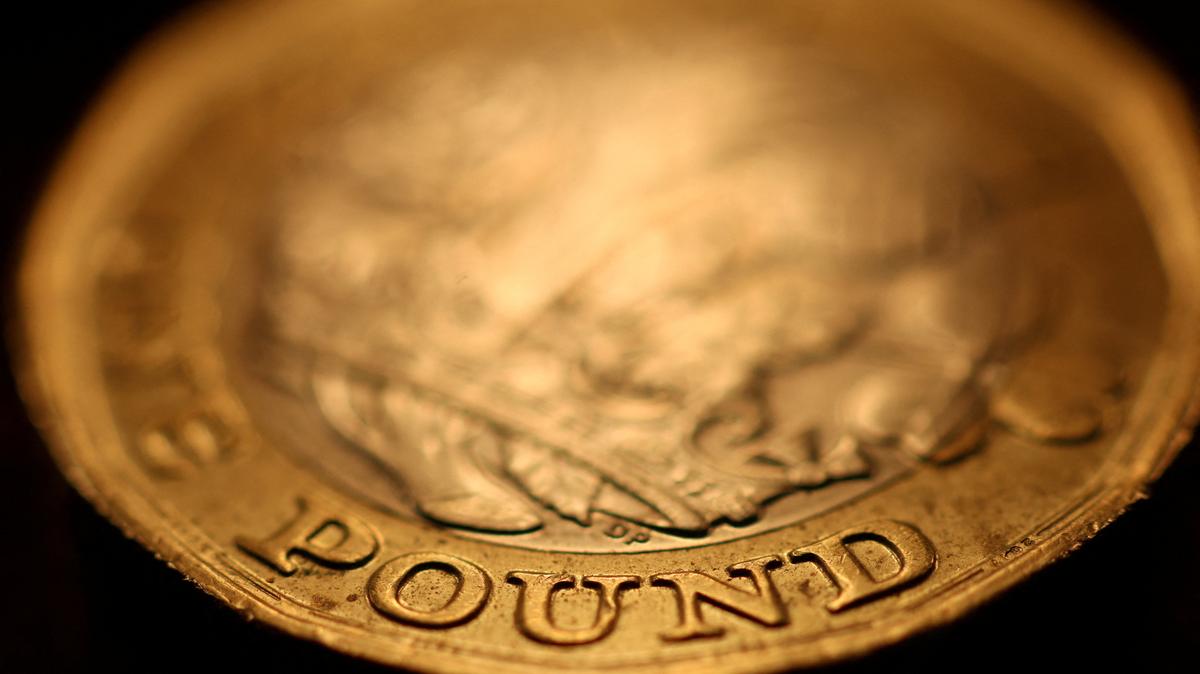 The edge of a British one Pound coin in a photo illustration taken in Manchester, Britain, November 25, 2025. REUTERS/Phil Noble/Illustration
