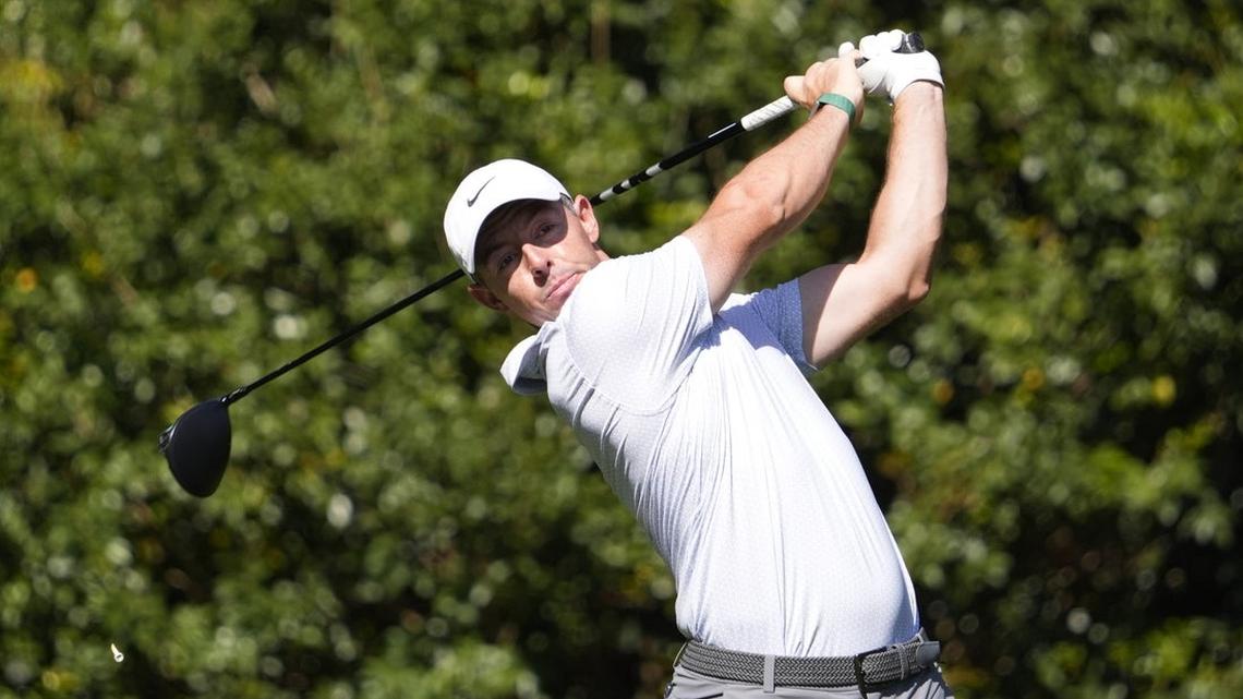 McIlroy uses late birdie blitz to lead Masters by 6