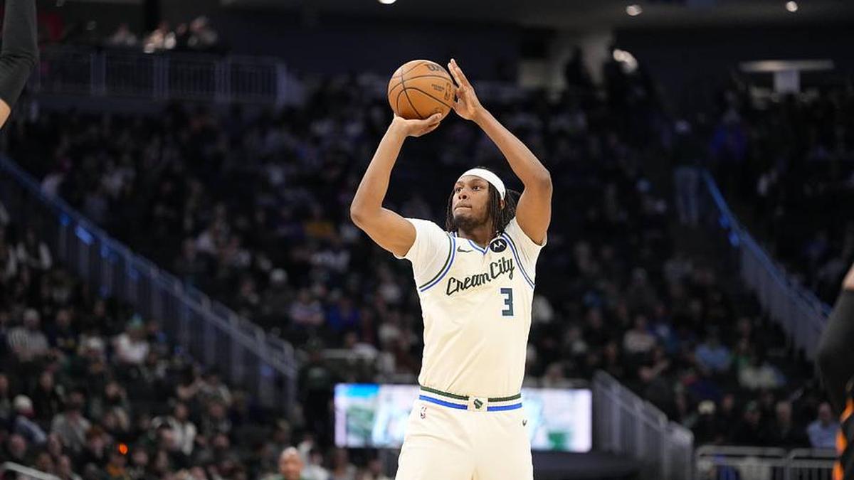  Mar 28, 2026; Milwaukee, Wisconsin, USA; Milwaukee Bucks center Myles Turner (3) shoots during the third quarter against the San Antonio Spurs at Fiserv Forum. | Jeff Hanisch-Imagn Images 