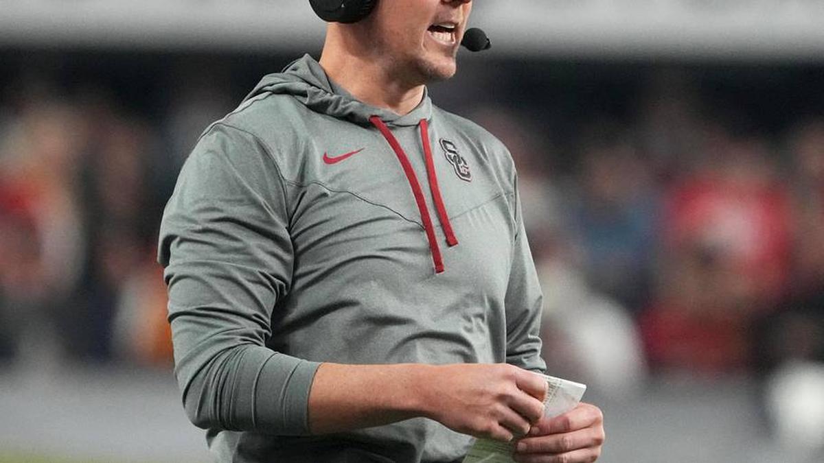  Dec 2, 2022; Las Vegas, NV, USA; Southern California Trojans head coach Lincoln Riley reacts against the Utah Utes in the first half of the Pac-12 Championship at Allegiant Stadium. Mandatory Credit: Kirby Lee-Imagn Images | Kirby Lee-Imagn Images 