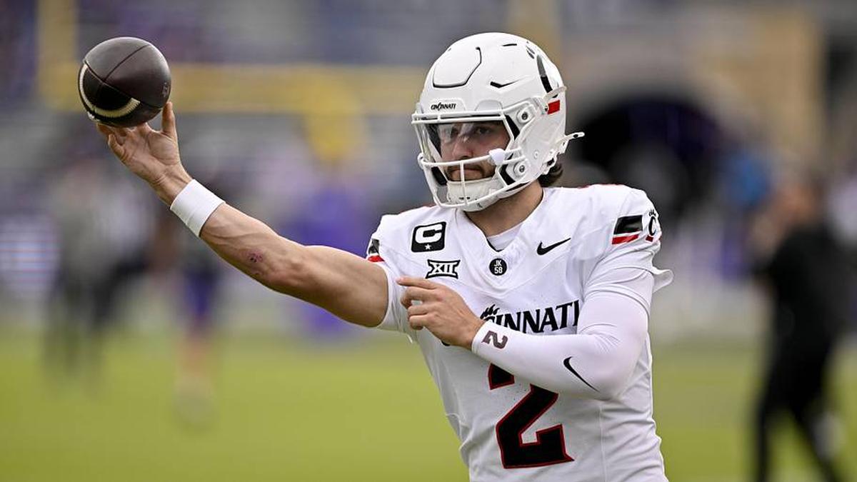  Nov 29, 2025; Fort Worth, Texas, USA; Cincinnati Bearcats quarterback Brendan Sorsby (2) warms up before the game against the TCU Horned Frogs at Amon G. Carter Stadium. Mandatory Credit: Jerome Miron-Imagn Images | Jerome Miron-Imagn Images 