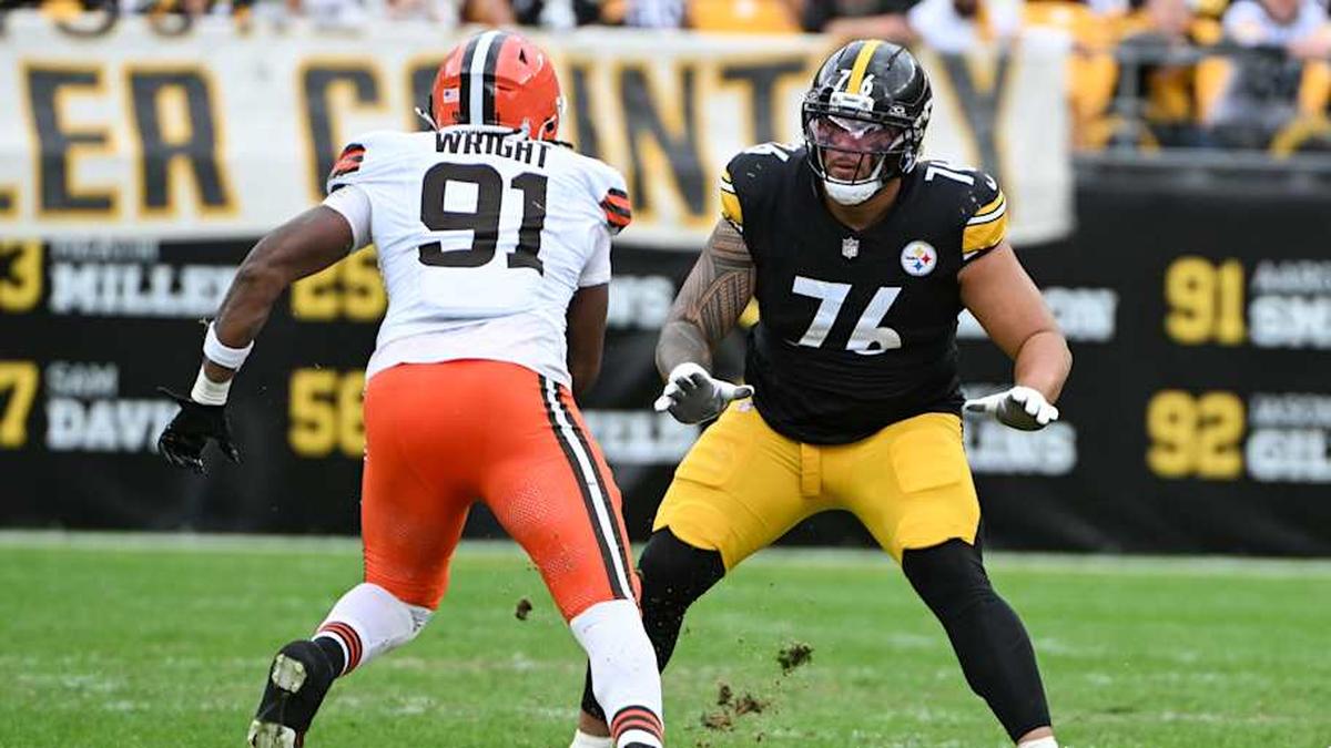  Oct 12, 2025; Pittsburgh, Pennsylvania, USA; Pittsburgh Steelers offensive lineman Troy Fautanu (76) pass blocks against Cleveland Browns defensive end Alex Wright (91) during the second quarter at Acrisure Stadium. Mandatory Credit: Barry Reeger-Imagn Images | Barry Reeger-Imagn Images 