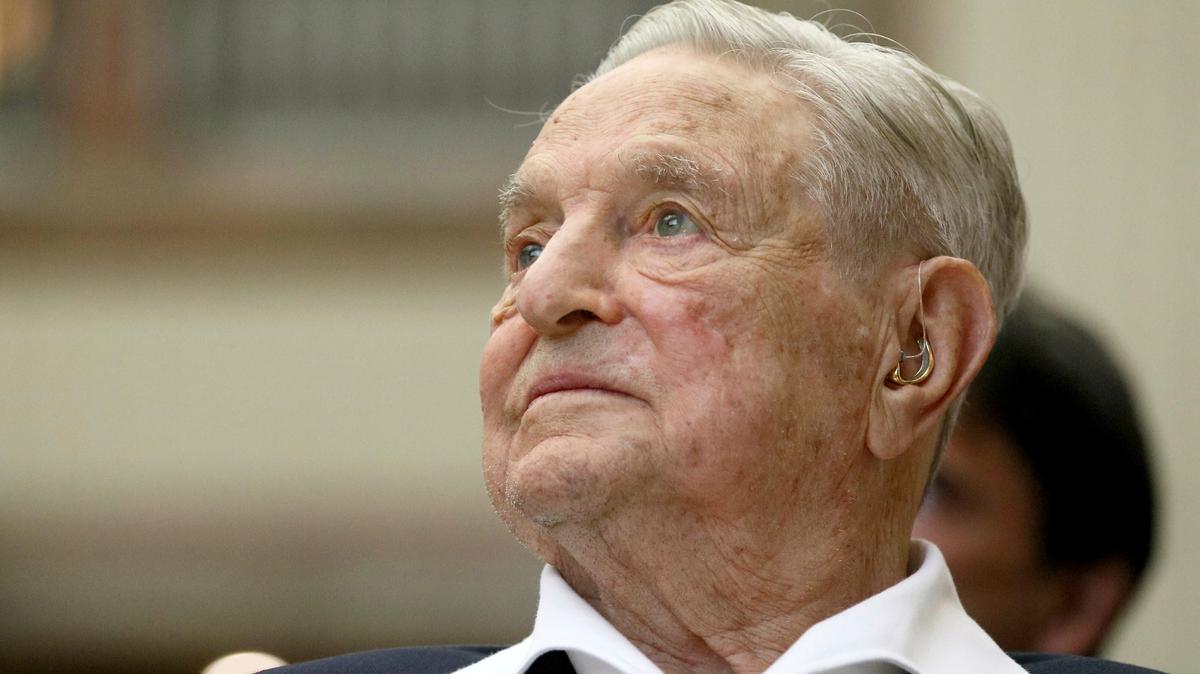 ARCHIVO - En esta fotografía de archivo del 21 de junio de 2019, George Soros, fundador y presidente de la Open Society Foundations, participa en la entrega de premios Joseph A. Schumpeter en Viena, Austria. (AP Foto/Ronald Zak, archivo)