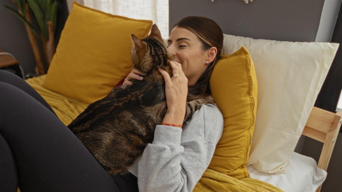 This Woman's Narration of What 'Sharing' Is Like With Her Cat Is Just Too Funny-and Accurate 