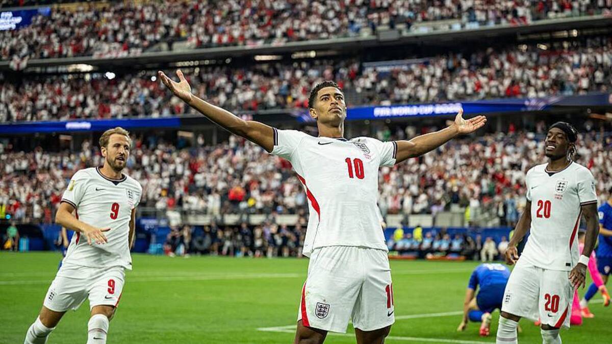  Bellingham (middle) was able to show off his trademark celebration. | Marvin Ibo Guengoer/GES Sportfoto/Getty Images 