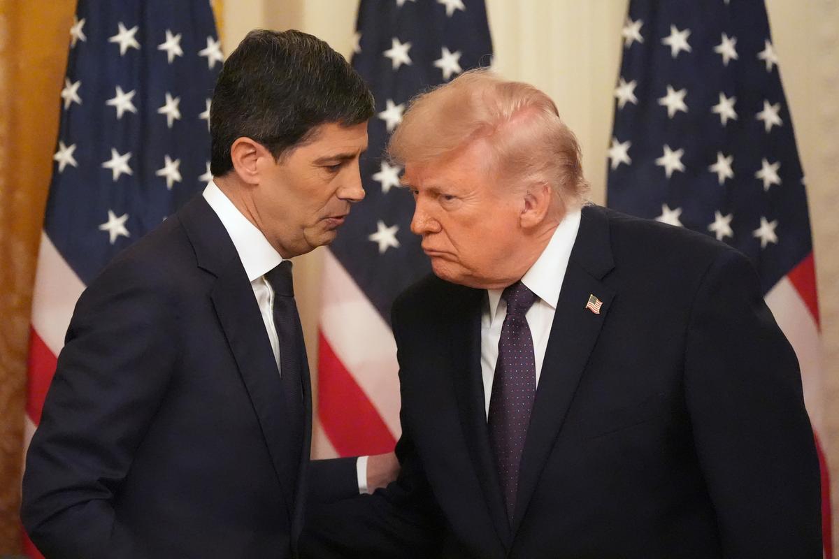  President Donald Trump (R) speaks with Fed Chair Kevin Warsh during Warsh’s swearing-in at the White House on May 22, 2026. 