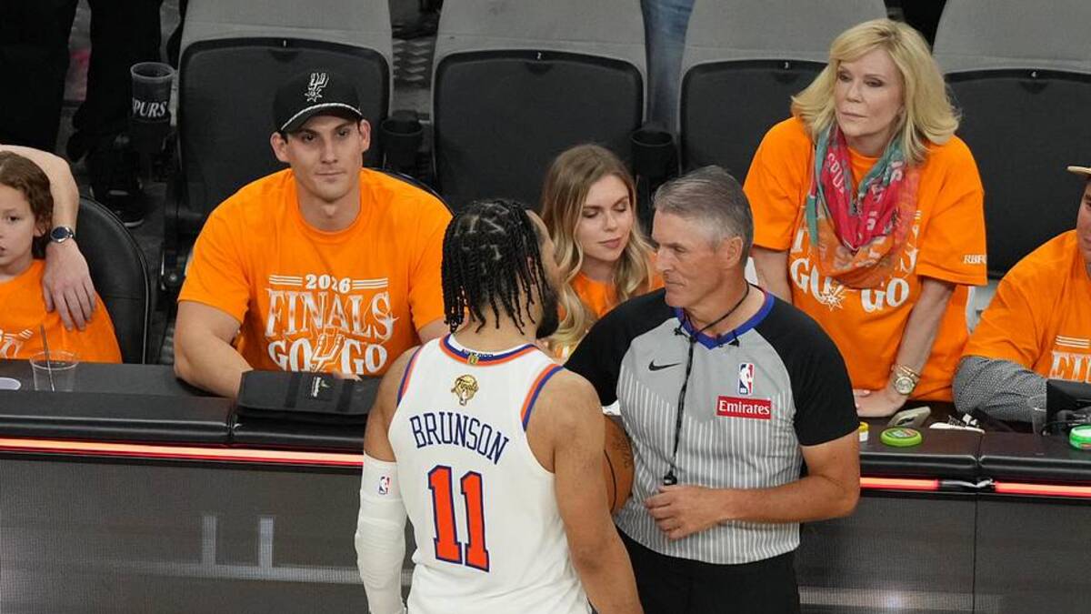  Jalen Brunson had words with these Spurs fans after the win. | Scott Wachter-Imagn Images 