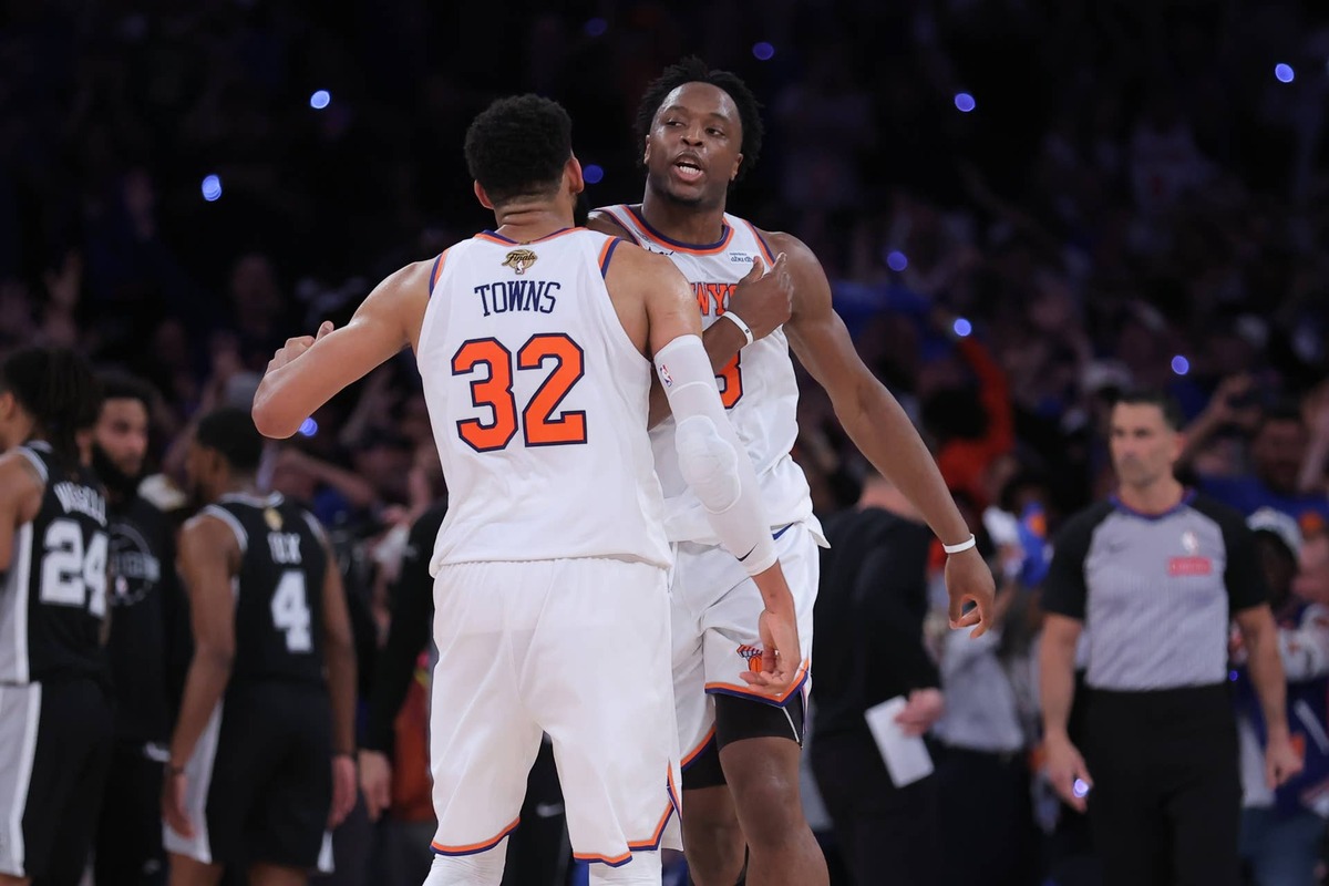  New York Knicks forward Og Anunoby (8) and center Karl-Anthony Towns (32) react in the fourth quarter against the San Antonio Spurs during game four of the 2026 NBA Finals at Madison Square Garden. © Brad Penner-Imagn Images