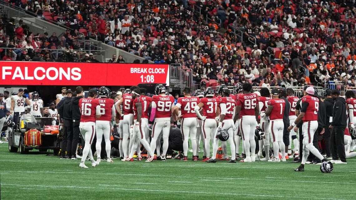 Falcons rookie LB Kendal Daniels carted off after tackle vs. Bears 