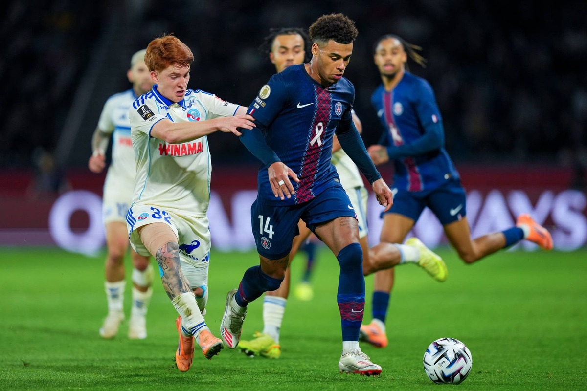  Desire Doue of PSG runs with the ball under pressure from Valentin Barco of RC Strasbourg Alsace during the Ligue 1 McDonald's match between Paris and Strasbourg at Parc des Princes on October 17, 2025 in Paris, France. (Photo by Franco Arland/Getty Images) Photo by Franco Arland/Getty Images