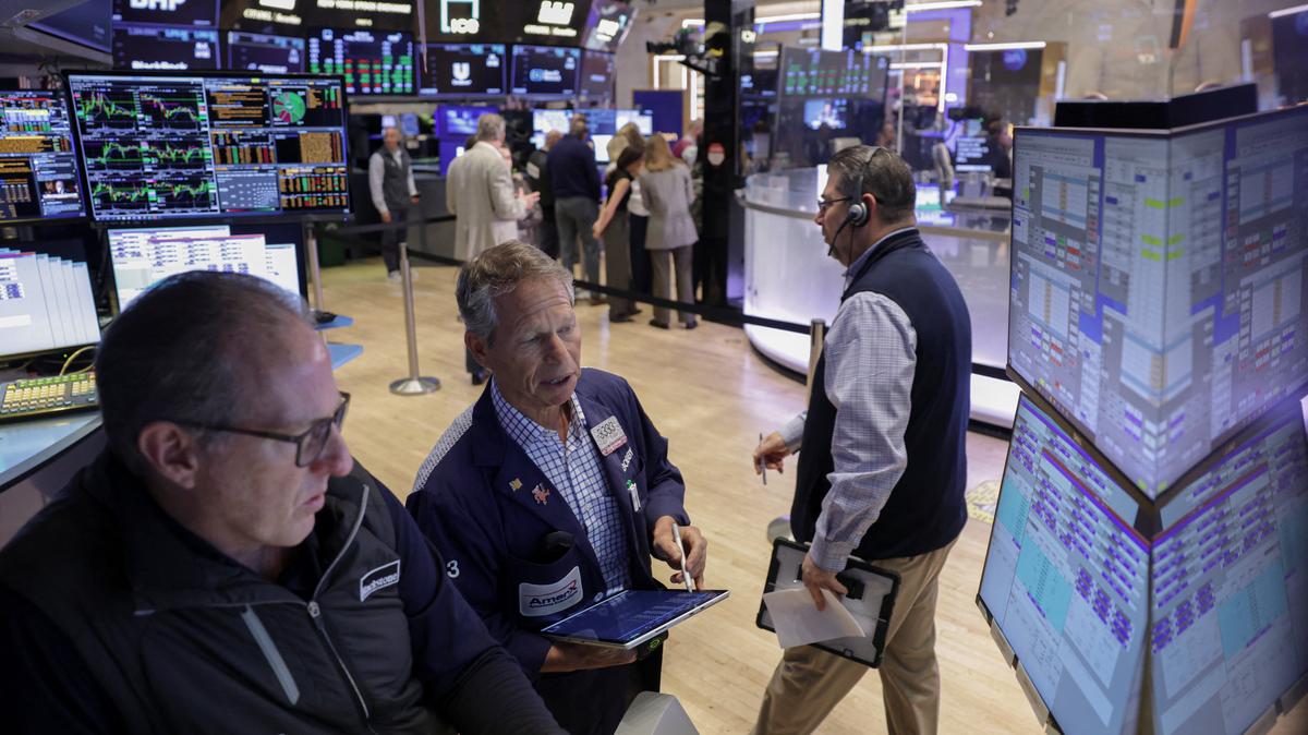 Traders work on the floor at the New York Stock Exchange (NYSE) in New York City, U.S., May 15, 2026. REUTERS/Jeenah Moon