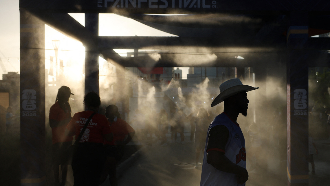 Soccer-Beating the heat no problem for World Cup fans in sweltering Houston 