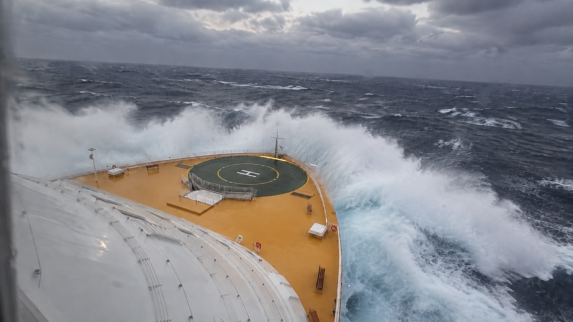 Cruise Giant ‘Oasis of the Seas' Battles 20-Foot Nor'easter Waves (Video) 