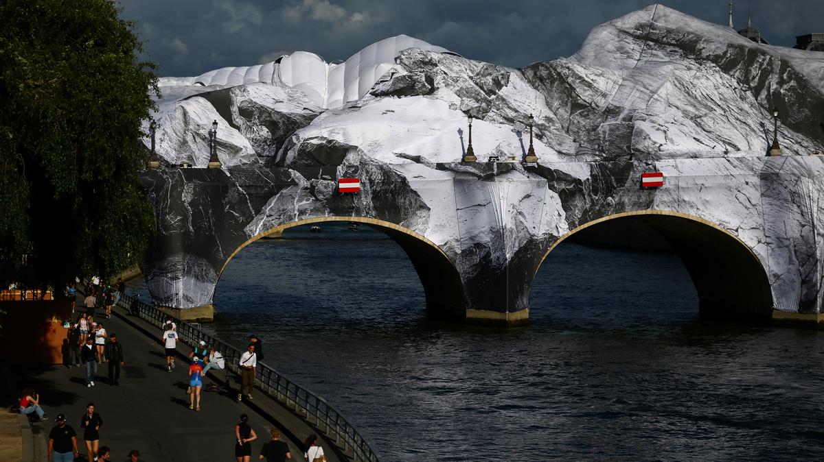 View of the damaged canvas of the temporary artwork "La Caverne du Pont Neuf" (The Pont Neuf Cave), conceived by French street artist JR as a tribute to Christo and Jeanne-Claude on the Pont Neuf bridge, after strong winds in Paris, France, June 2, 2026.  REUTERS/Sarah Meyssonnier